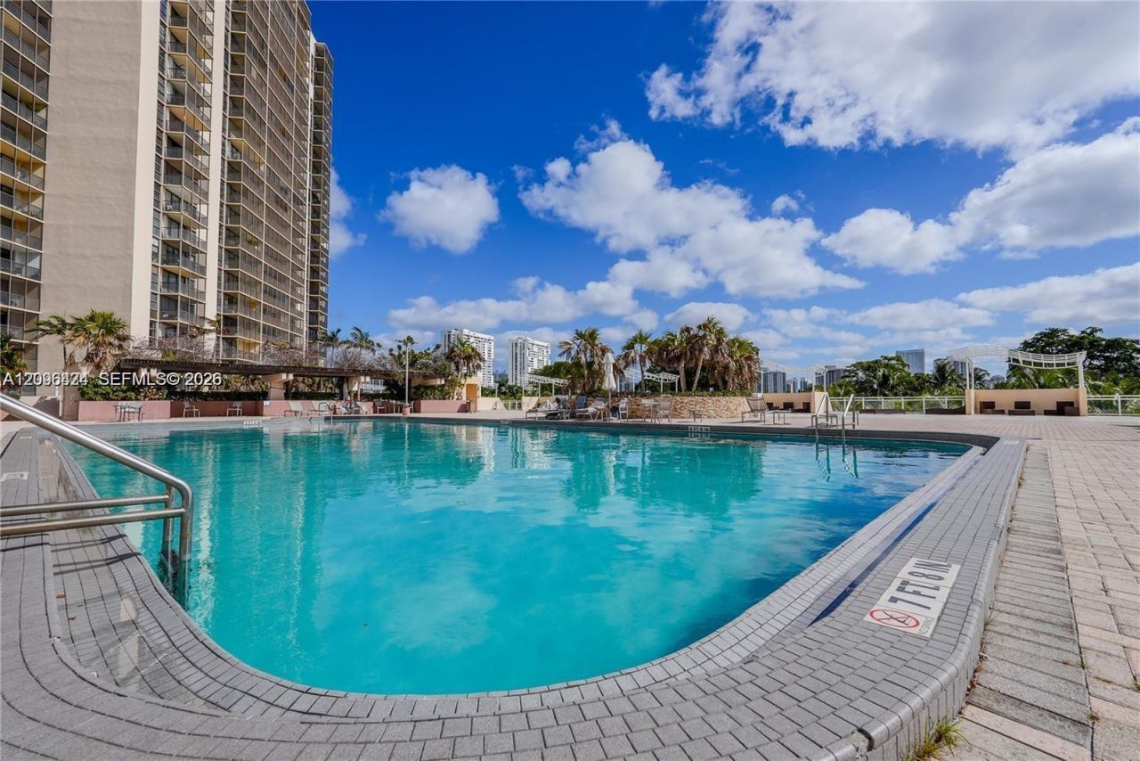 20301 W Country Club Dr , Unit 1226, Aventura, FL 33180 Photo