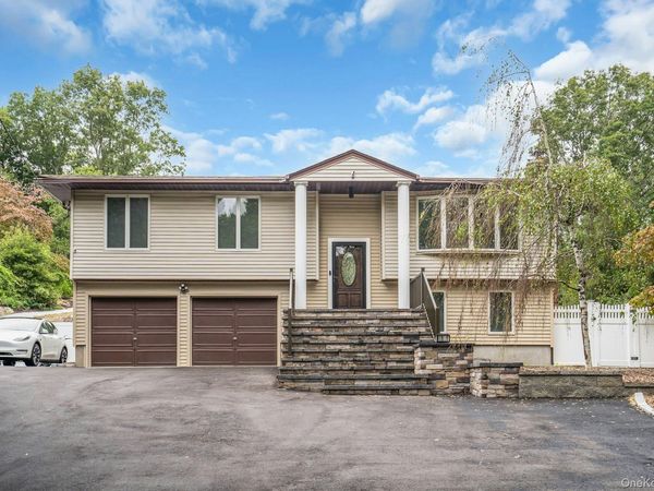 47 McArthur Lane, Smithtown, NY 11787
