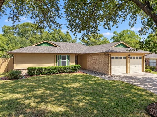 2336 Carlisle Court , Grand Prairie, TX 75052