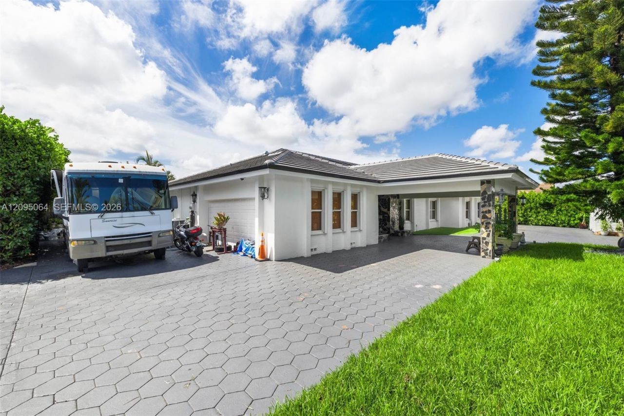 11000 SW 32nd St , Miami, FL 33165 Photo