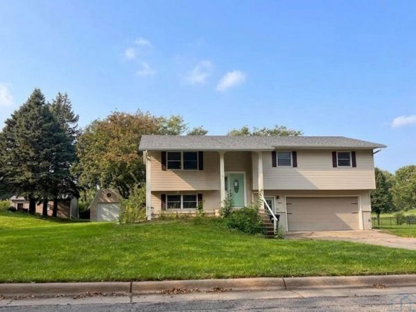 881 Country Club Dr, Akron, IA 51001