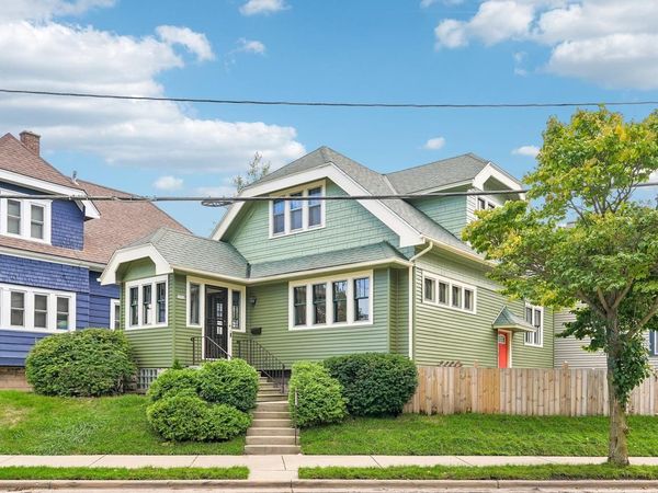 1952 N Warren AVENUE, Milwaukee, WI 53202