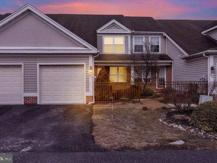 203 Oak Hill Lane, Reading, PA 19610 Main Photo