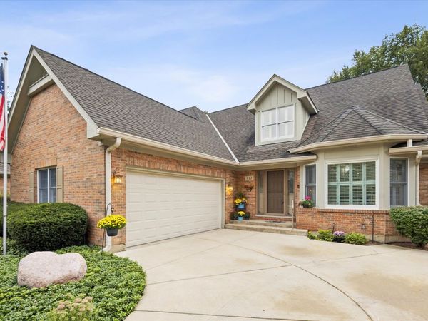 933 Wedgewood Drive, Crystal Lake, IL 60014