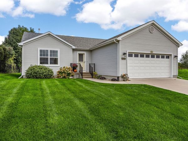 8520 Grand Oaks Drive NE, Cedar Rapids, IA 52402
