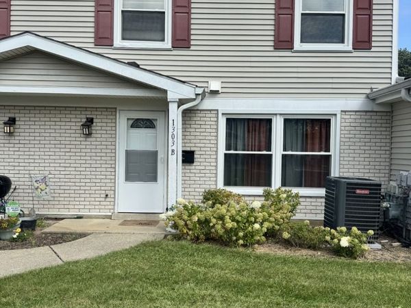 1303 Kingsbury Drive , Unit B, Hanover Park, IL 60133