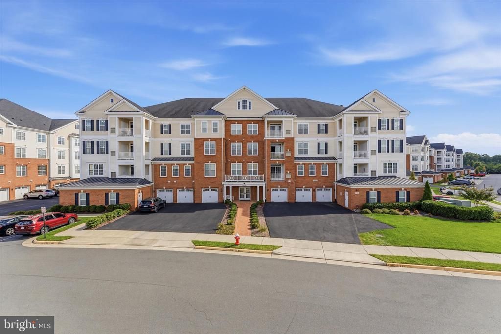 44589 York Crest Terrace, Unit 405, Ashburn, VA 20147 Main Photo