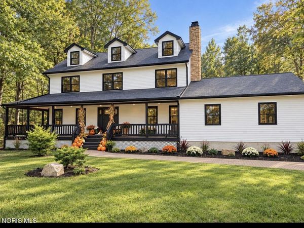 8260 Hill Avenue, Holland, OH 43528
