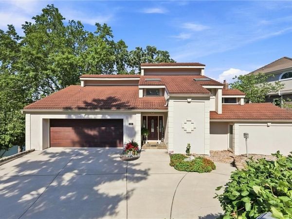 212 NW Spruce Street, Lee's Summit, MO 64064