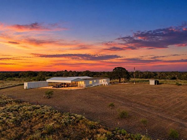 859 Lakey RD , Nixon, TX 78140
