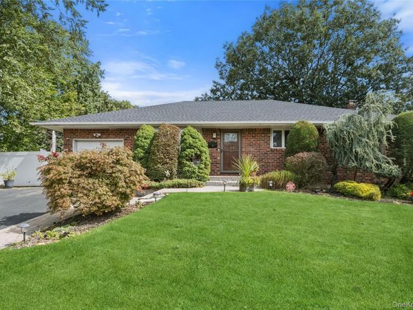 15 Elmwood Lane , Syosset, NY 11791