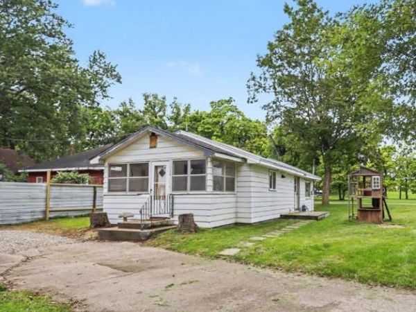 210 N 16th Street N, Springfield, MI 49037