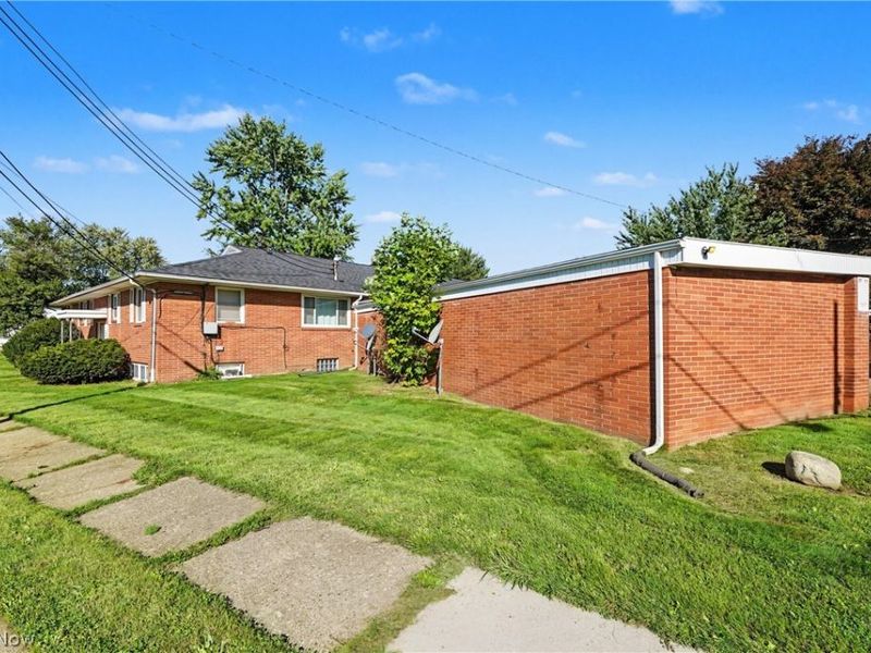 2006 Fulton Road NW, Canton, OH 44709 Photo 3
