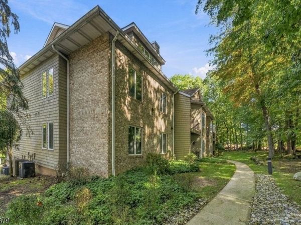 2 Parkside Ter, Woodland Park, NJ 07424