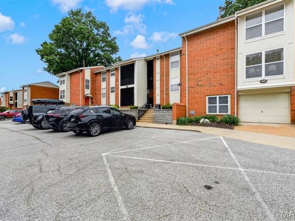 1953 Greenglen Drive, Unit 201, Kirkwood, MO 63122