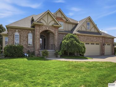 4803 Lakeside Circle Circle, Papillion, NE 68133