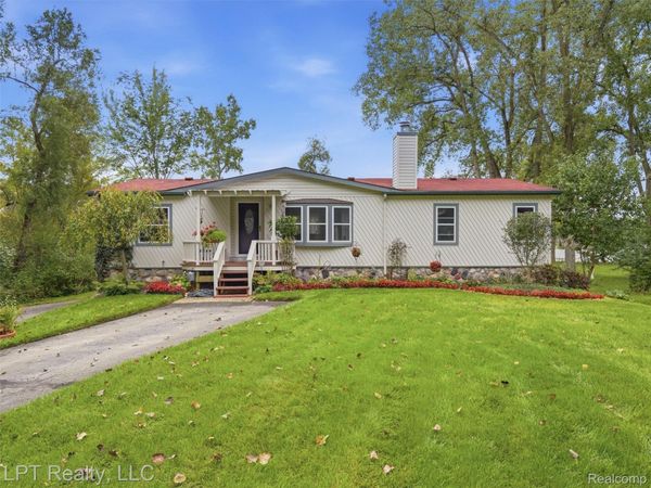 5208 Schlenker Street, Hamburg Township, Mi 48169