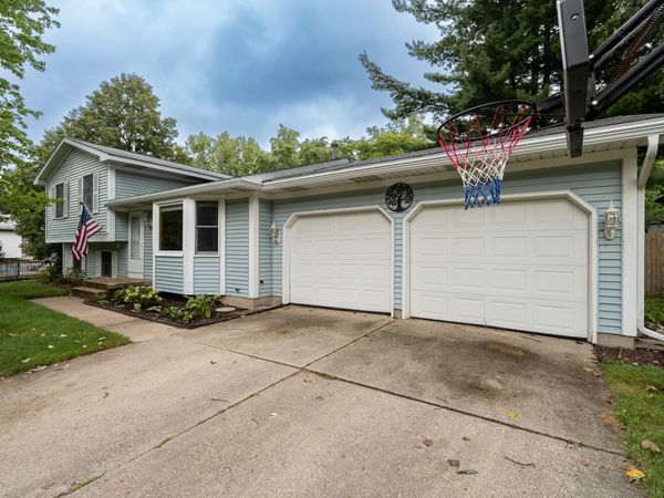 890 Gabrielle Court NE, Grand Rapids, MI 49505