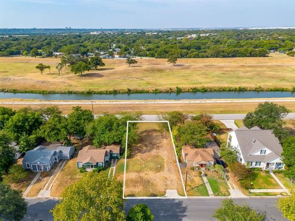 825 Edgefield Road , Fort Worth, TX 76107