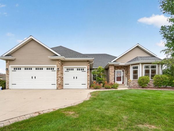 2118 John COURT, West Bend, WI 53090