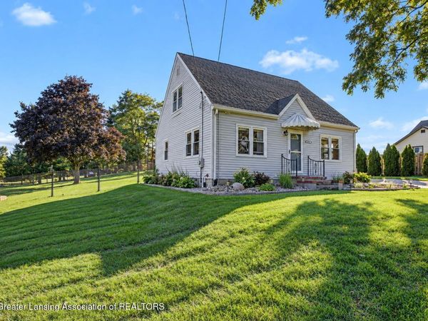 8609 W Mount Hope Highway, Grand Ledge, MI 48837
