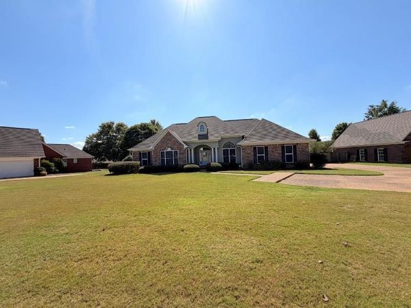915 Shumard Oak Dr., Saltillo, MS 38866
