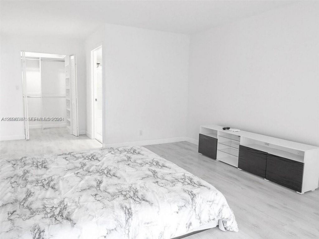 1000 Parkview Dr, Unit 501, Hallandale Beach, FL 33009 Photo