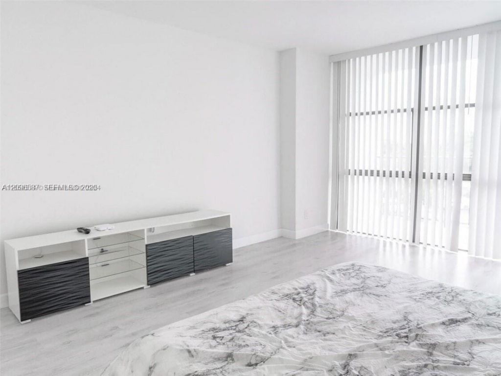 1000 Parkview Dr, Unit 501, Hallandale Beach, FL 33009 Photo
