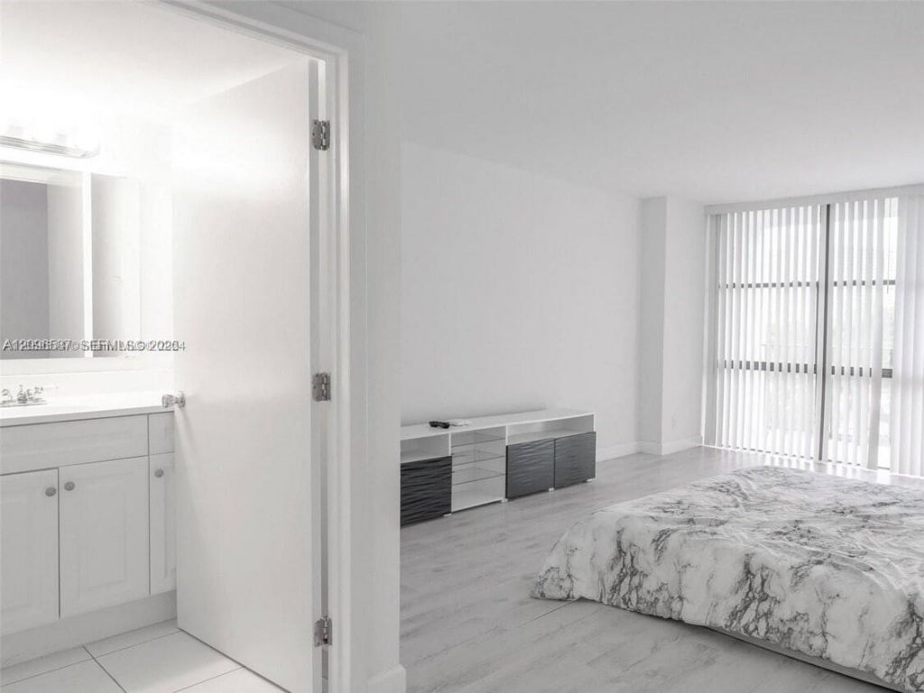 1000 Parkview Dr, Unit 501, Hallandale Beach, FL 33009 Photo