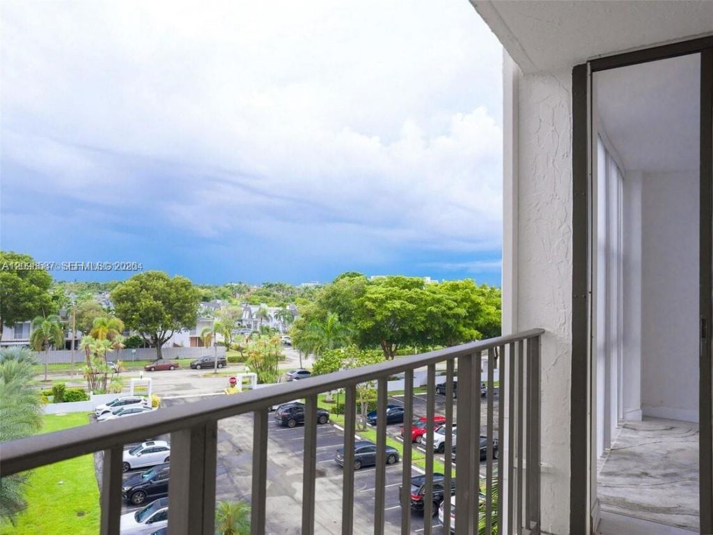 1000 Parkview Dr, Unit 501, Hallandale Beach, FL 33009 Photo