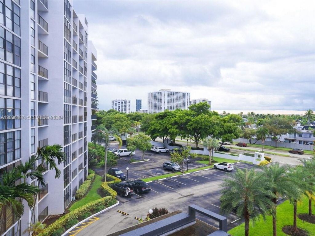 1000 Parkview Dr, Unit 501, Hallandale Beach, FL 33009 Photo