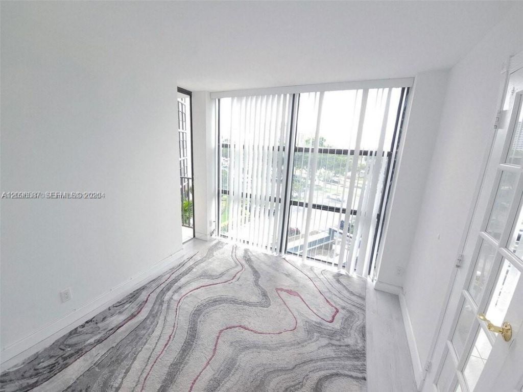 1000 Parkview Dr, Unit 501, Hallandale Beach, FL 33009 Photo