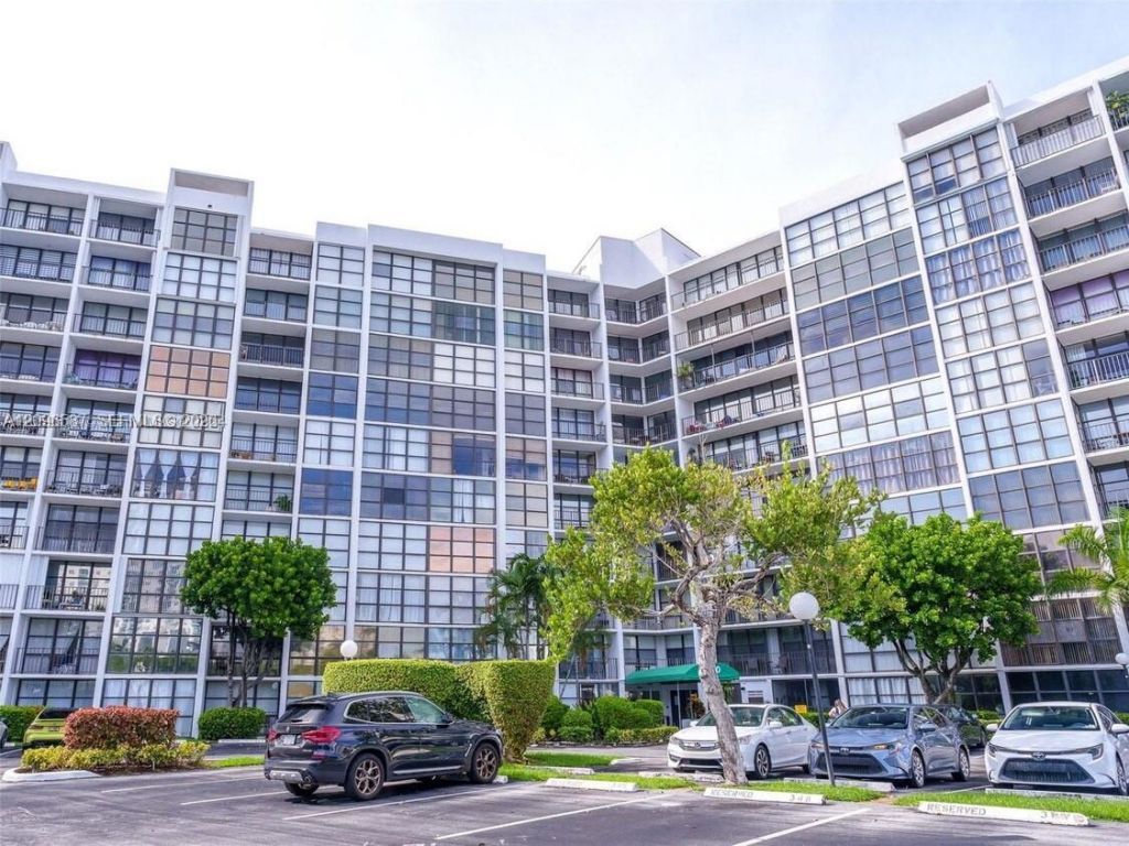 1000 Parkview Dr, Unit 501, Hallandale Beach, FL 33009 Photo