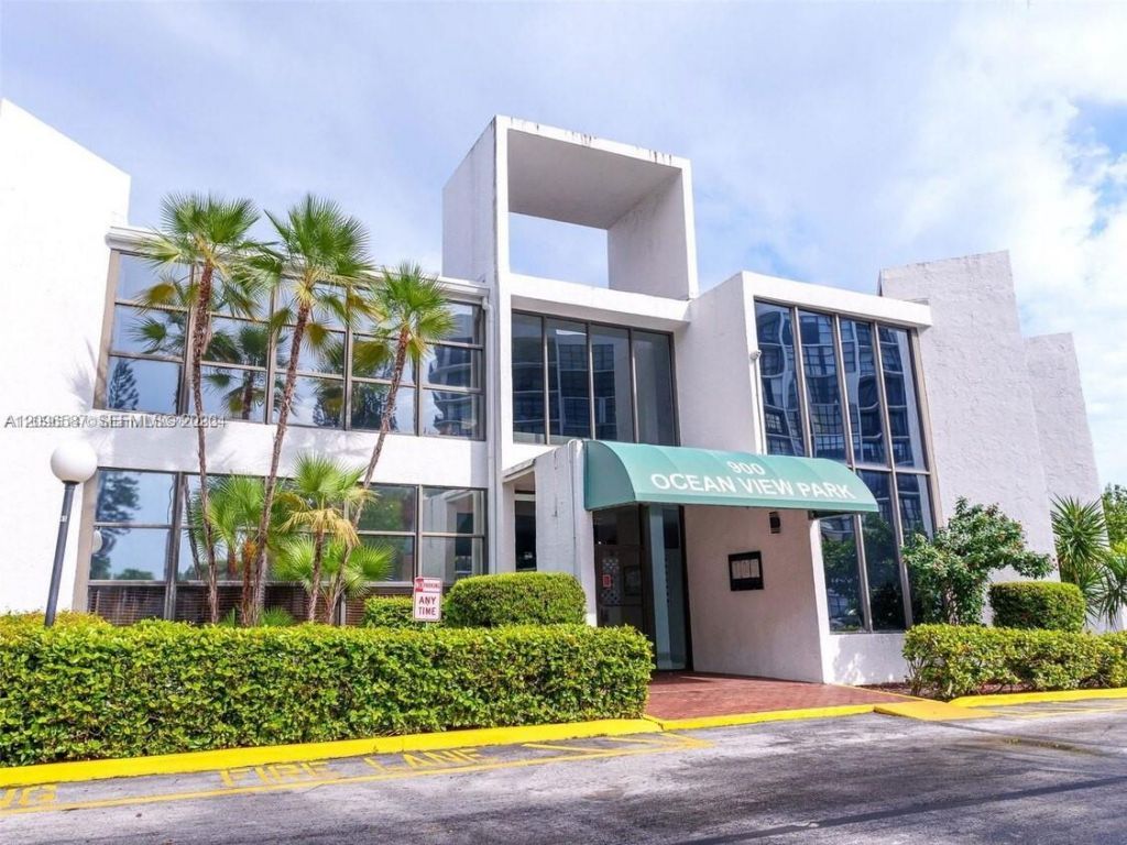 1000 Parkview Dr, Unit 501, Hallandale Beach, FL 33009 Photo