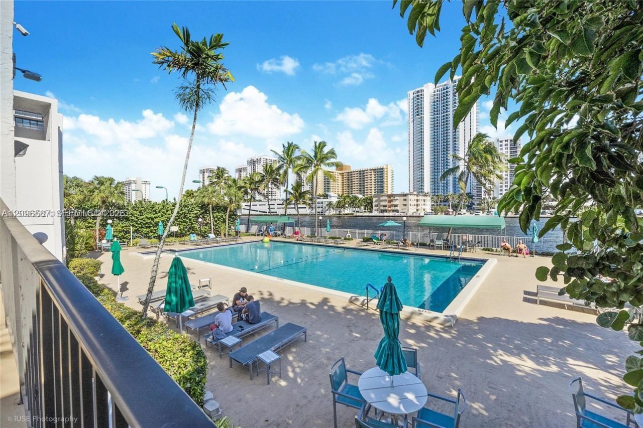 1000 Parkview Dr, Unit 501, Hallandale Beach, FL 33009 Photo