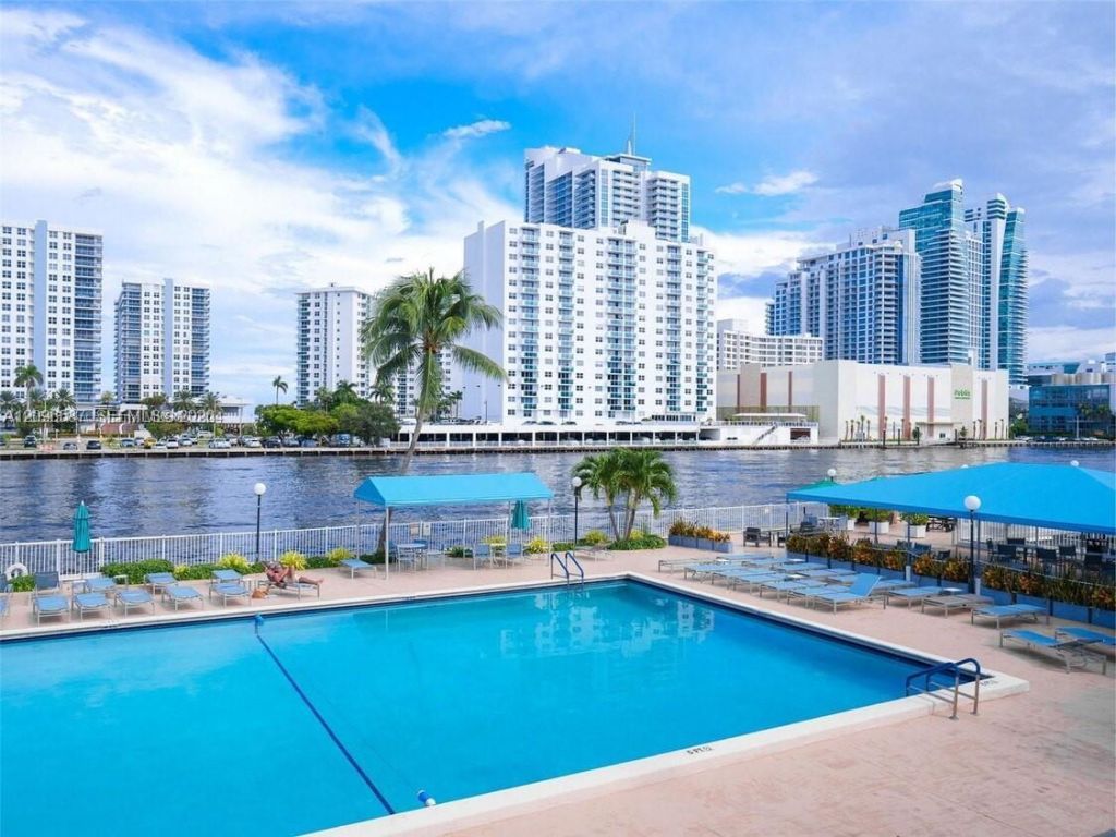 1000 Parkview Dr, Unit 501, Hallandale Beach, FL 33009 Photo