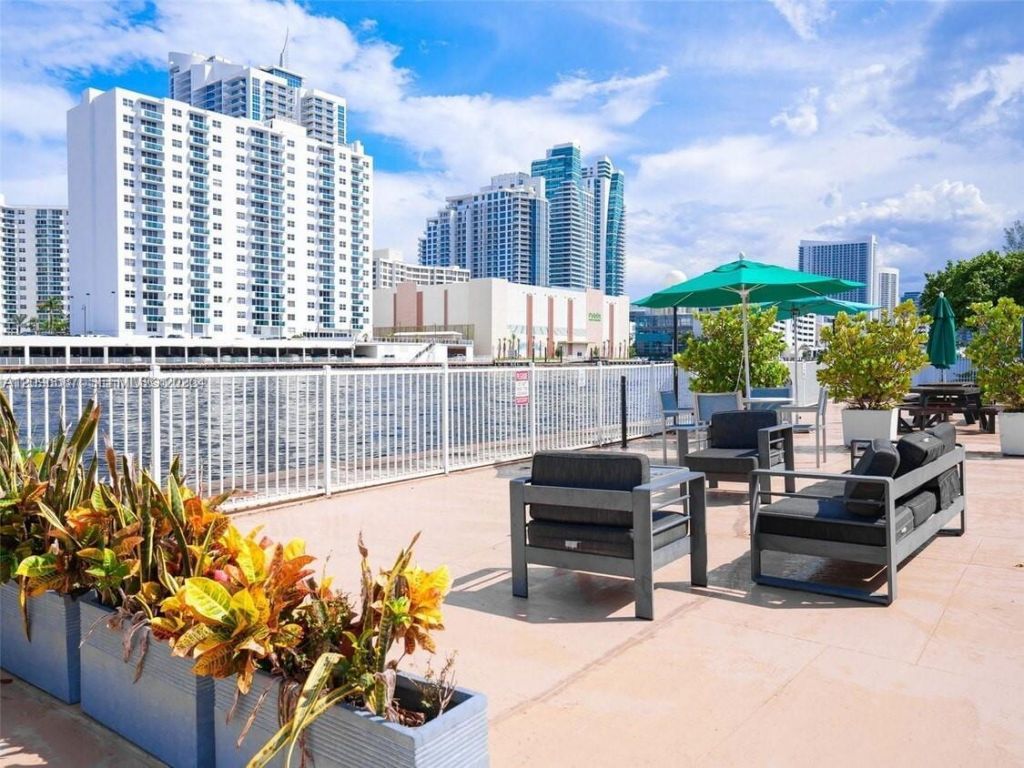 1000 Parkview Dr, Unit 501, Hallandale Beach, FL 33009 Photo