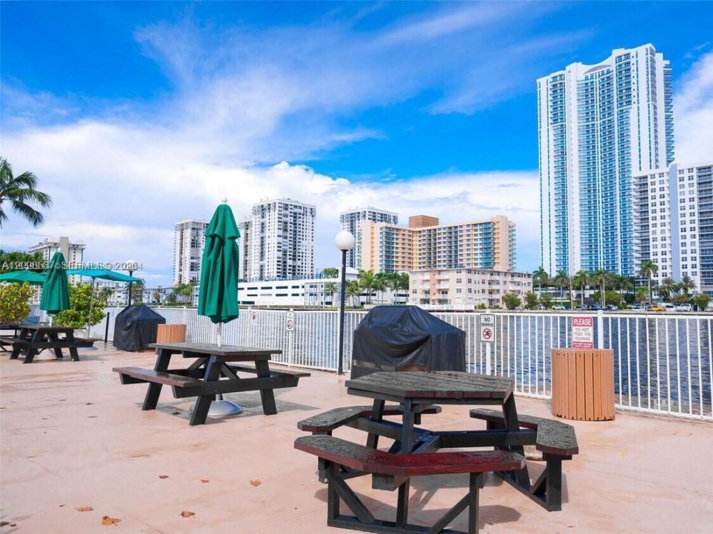 1000 Parkview Dr, Unit 501, Hallandale Beach, FL 33009 Photo