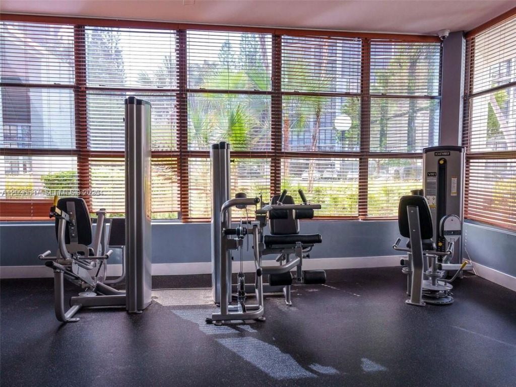 1000 Parkview Dr, Unit 501, Hallandale Beach, FL 33009 Photo