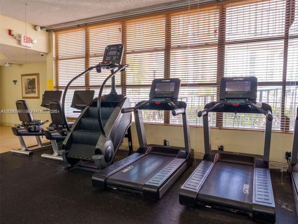 1000 Parkview Dr, Unit 501, Hallandale Beach, FL 33009 Photo