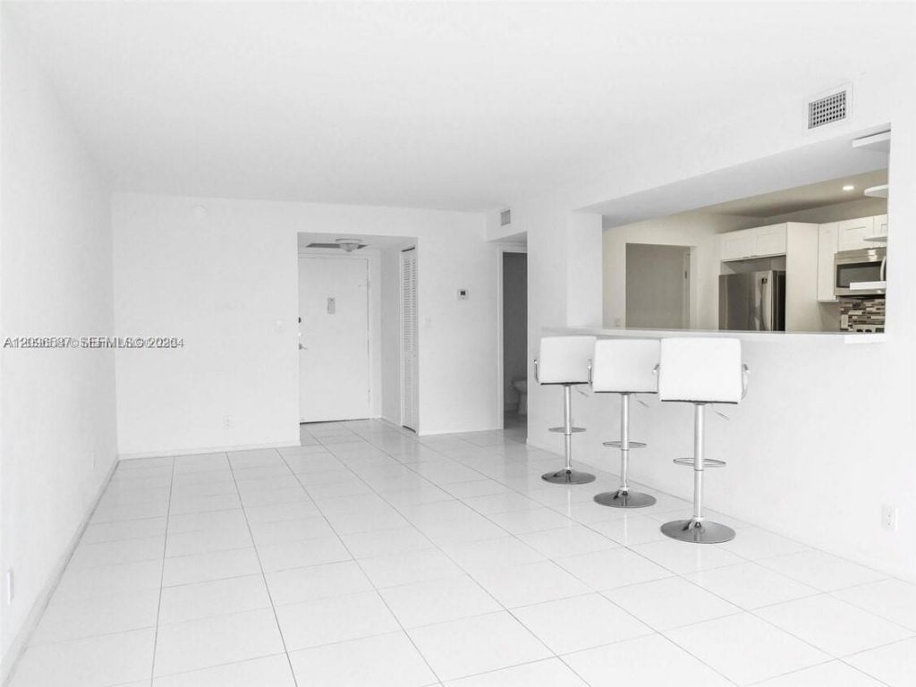1000 Parkview Dr, Unit 501, Hallandale Beach, FL 33009 Photo