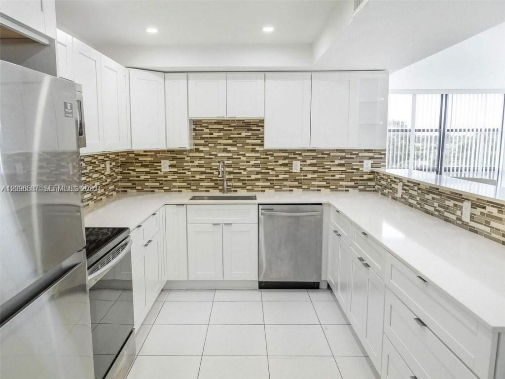 1000 Parkview Dr, Unit 501, Hallandale Beach, FL 33009 Photo