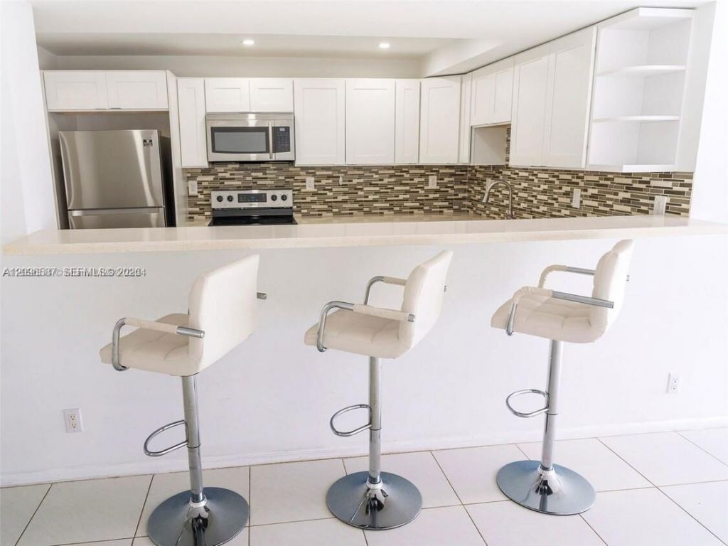 1000 Parkview Dr, Unit 501, Hallandale Beach, FL 33009 Photo