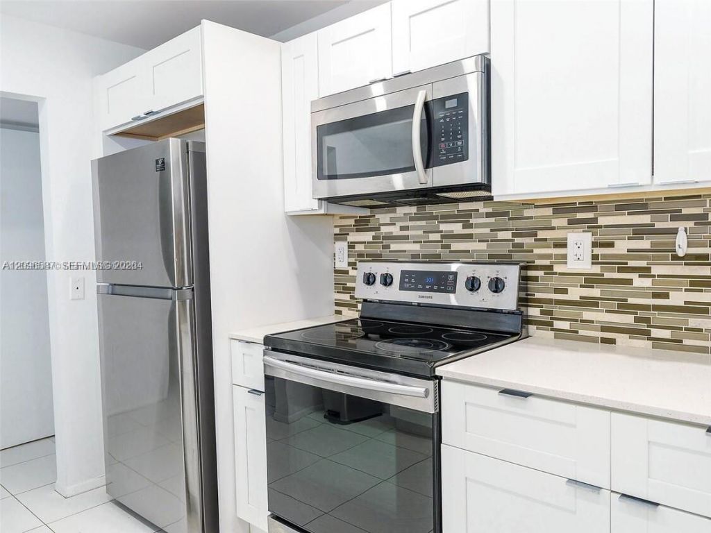 1000 Parkview Dr, Unit 501, Hallandale Beach, FL 33009 Photo