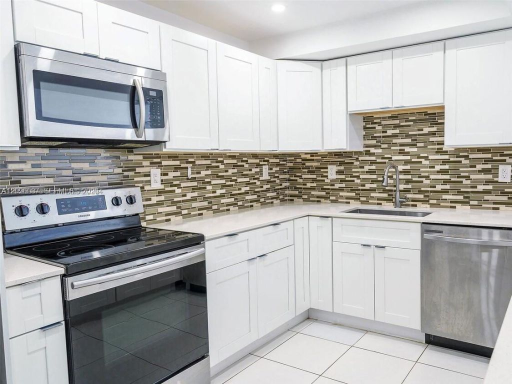 1000 Parkview Dr, Unit 501, Hallandale Beach, FL 33009 Photo