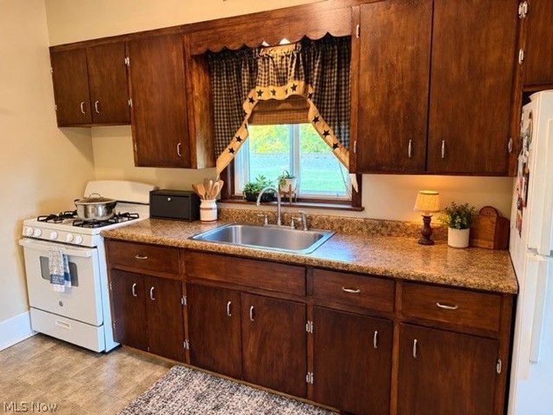 132 4th Street NE, Strasburg, OH 44680 Photo 5