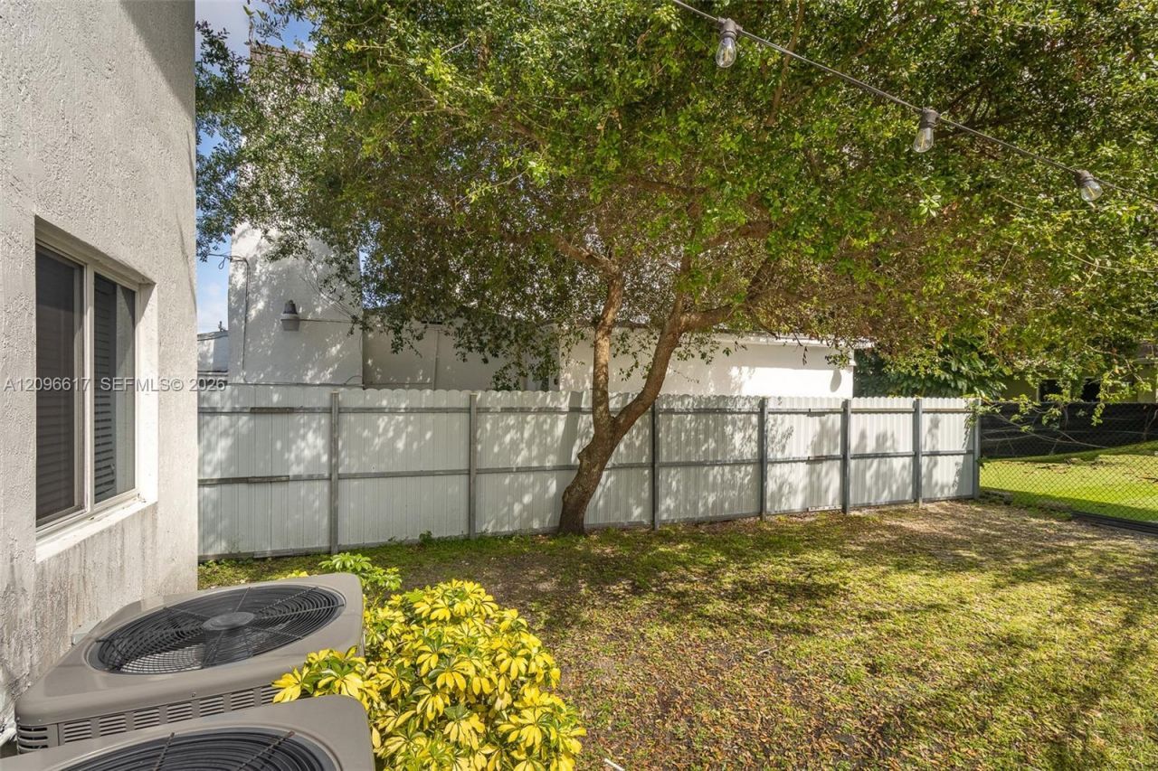 2132 NW 47th St , Miami, FL 33142 Photo