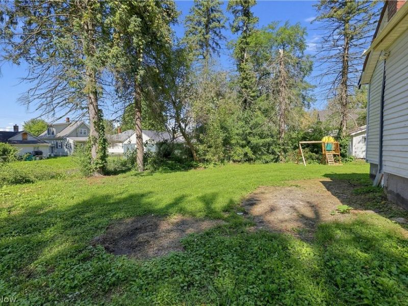 1717 Root Avenue NE, Canton, OH 44705 Photo 2