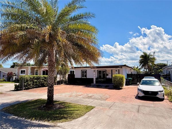 9360 SW 37th St , Miami, FL 33165