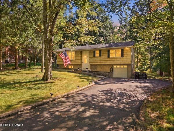 50 Woodledge Hills Drive , Hawley, PA 18428